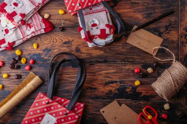 Kırmızı ekose desenli kağıt ve bir çalışma alanı içeriğini sarılmış hediye kutuları oluşur. Düz yatıyordu. Sevgililer günü, Noel (Christmas) veya yeni yıl hediye ambalaj. Tatil dekorasyon konsepti.