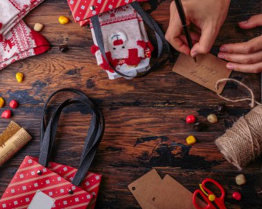 kadın tebrik Noel kartı hediye mevcut ambalaj ahşap zemin üzerine yazma