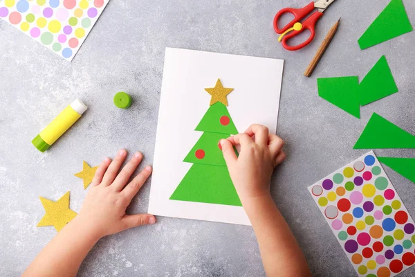 Παιδί Κάνει Μια Ευχετήρια Κάρτα Χριστουγέννων Κολάζ Χαρτιού Γίνεται Χέρια — Φωτογραφία Αρχείου
