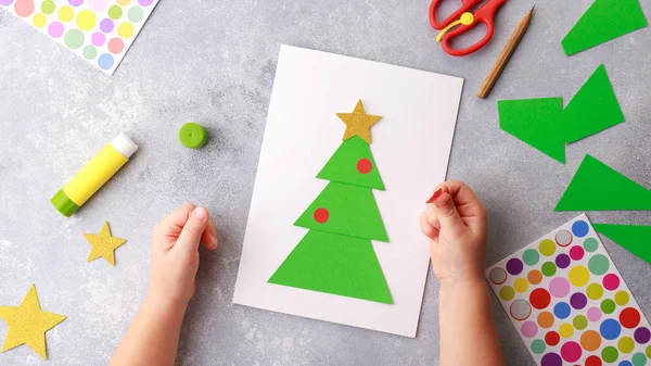 Παιδί Κάνει Μια Ευχετήρια Κάρτα Χριστουγέννων Κολάζ Χαρτιού Γίνεται Χέρια — Φωτογραφία Αρχείου