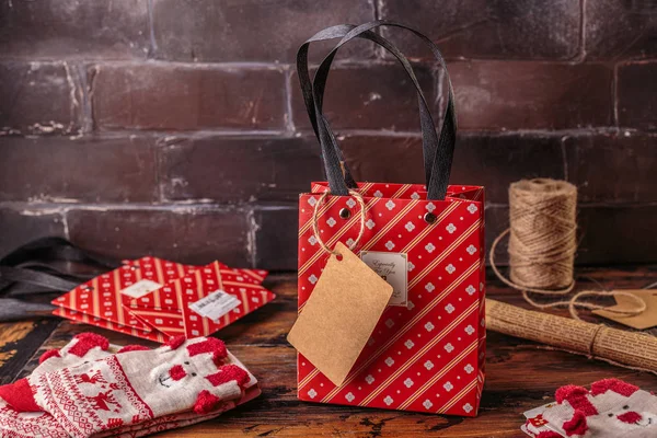 Geschenkboxen Rot Kariertem Papier Verpackt Und Der Inhalt Eines Arbeitsbereichs — Stockfoto