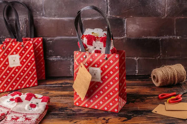 Confezioni Regalo Avvolte Carta Spunta Rossa Contenuto Uno Spazio Lavoro — Foto Stock