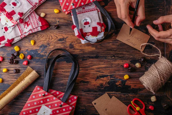 Karácsonyi Üdvözlőlap Írása Ajándék Jelen Csomagolás Fából Készült Háttér — Stock Fotó
