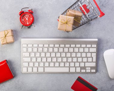 Alışveriş online satın alma konsepti sunar. Kırmızı kredi kartı, Keyboard ve Noel düz gri tablo lay kopya alanı sunar. İş Noel tatil kavramı, tatil hediye online alışveriş kavramı.