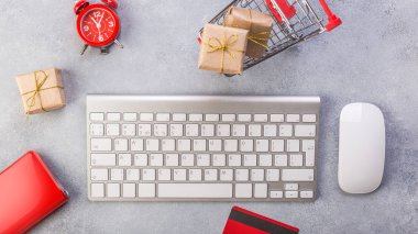 Alışveriş online satın alma konsepti sunar. Kırmızı kredi kartı, Keyboard ve Noel düz gri tablo lay kopya alanı sunar. İş Noel tatil kavramı, tatil hediye online alışveriş kavramı.