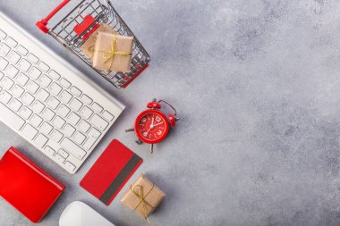 Alışveriş online satın alma konsepti sunar. Kırmızı kredi kartı, Keyboard ve Noel düz gri tablo lay kopya alanı sunar. İş Noel tatil kavramı, tatil hediye online alışveriş kavramı.