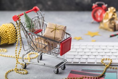 Küçük kırmızı alışveriş sepeti Internet online alışveriş kavramı Noel hediyeleri için klavye ile. zamandan tasarruf.
