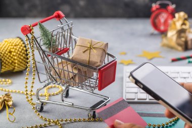 Küçük kırmızı alışveriş sepeti Internet online alışveriş kavramı Noel hediyeleri için klavye ile. zamandan tasarruf.