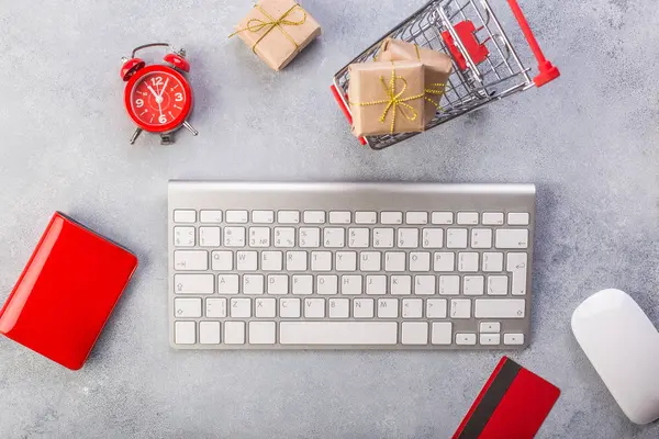 概念网上购物买礼物 红色信用卡 Keyborad 和圣诞礼物在灰色桌平躺 复制空间 商务圣诞假期概念 假日礼品网上购物概念 — 图库照片