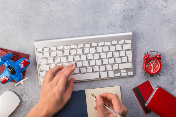 Avión Con Pasaportes Cerca Pagar Con Tarjeta Crédito Teclado Concepto —  Fotos de Stock