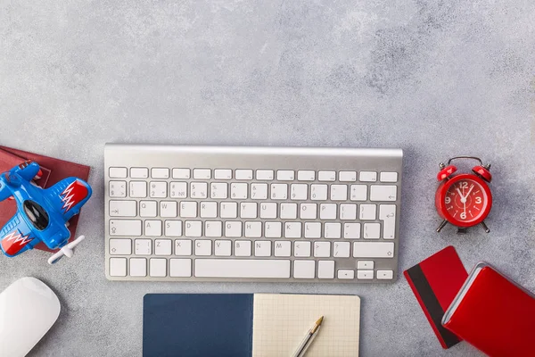 Avión Con Pasaportes Cerca Pagar Con Tarjeta Crédito Teclado Concepto —  Fotos de Stock