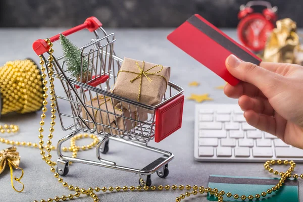 Küçük Kırmızı Alışveriş Sepeti Internet Online Alışveriş Kavramı Noel Hediyeleri — Stok fotoğraf