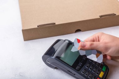 Temassız kredi kartıyla, pizza Restoran, finans ve bankacılık kavramı için ödeme nakitsiz ödeme terminal kullanarak