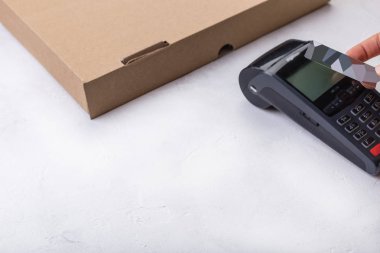 Temassız kredi kartıyla, pizza Restoran, finans ve bankacılık kavramı için ödeme nakitsiz ödeme terminal kullanarak