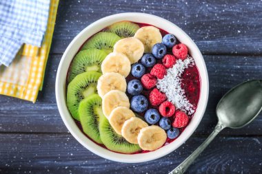 Sağlıklı kahvaltı lezzetli acai smoothie koyu arka plan üzerinde kase ile