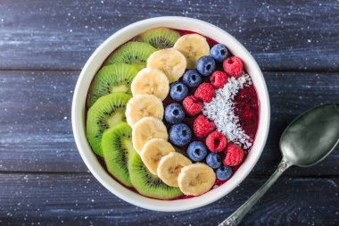 Sağlıklı kahvaltı lezzetli acai smoothie koyu arka plan üzerinde kase ile