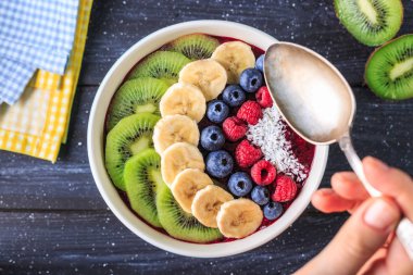 Sağlıklı kahvaltı lezzetli acai smoothie koyu arka plan üzerinde kase ile