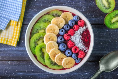 Sağlıklı kahvaltı lezzetli acai smoothie koyu arka plan üzerinde kase ile