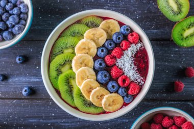 Sağlıklı kahvaltı lezzetli acai smoothie koyu arka plan üzerinde kase ile