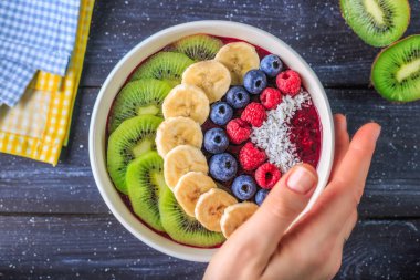 Sağlıklı kahvaltı lezzetli acai smoothie koyu arka plan üzerinde kase ile