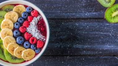 Sağlıklı kahvaltı lezzetli acai smoothie koyu arka plan üzerinde kase ile