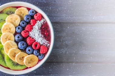 Sağlıklı kahvaltı lezzetli acai smoothie koyu arka plan üzerinde kase ile