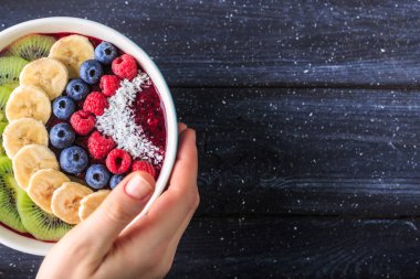 Sağlıklı kahvaltı lezzetli acai smoothie koyu arka plan üzerinde kase ile