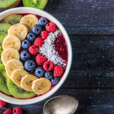 Sağlıklı kahvaltı lezzetli acai smoothie koyu arka plan üzerinde kase ile