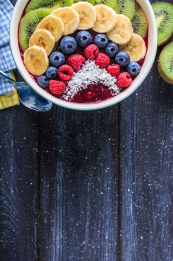 Sağlıklı kahvaltı lezzetli acai smoothie koyu arka plan üzerinde kase ile