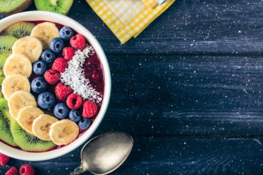 Sağlıklı kahvaltı lezzetli acai smoothie koyu arka plan üzerinde kase ile