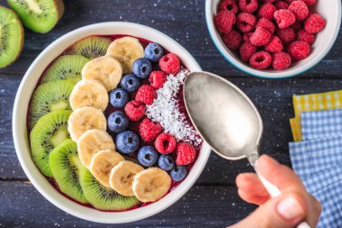 Sağlıklı kahvaltı lezzetli acai smoothie koyu arka plan üzerinde kase ile