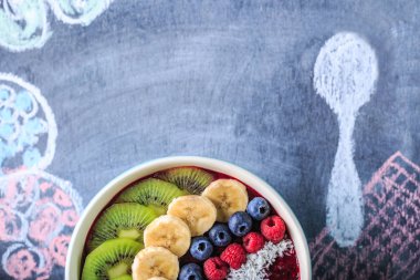 Sağlıklı kahvaltı lezzetli acai smoothie tebeşir tahtası üzerinde kase ile