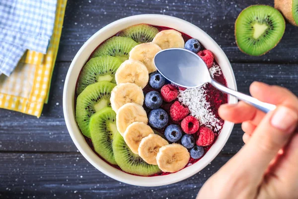 Sağlıklı kahvaltı lezzetli acai smoothie koyu arka plan üzerinde kase ile