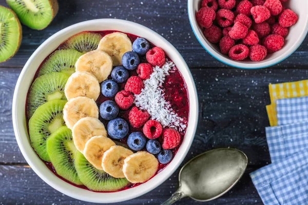 Sağlıklı kahvaltı lezzetli acai smoothie koyu arka plan üzerinde kase ile