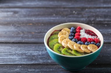 Sağlıklı kahvaltı lezzetli acai smoothie koyu arka plan üzerinde kase ile