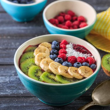 Sağlıklı kahvaltı lezzetli acai smoothie koyu arka plan üzerinde kase ile