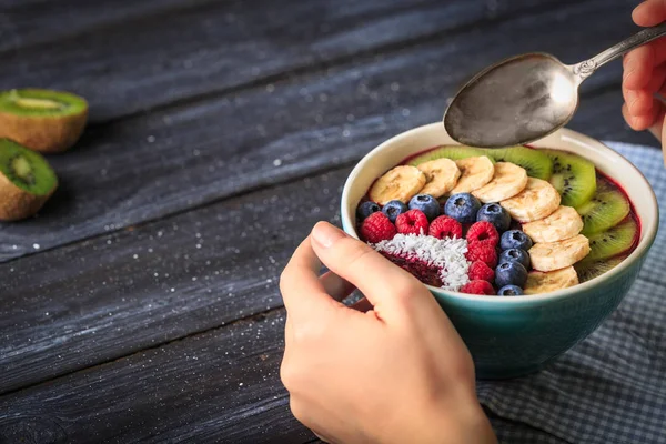 Café Manhã Saudável Com Delicioso Smoothie Açaí Tigela Fundo Escuro — Fotografia de Stock