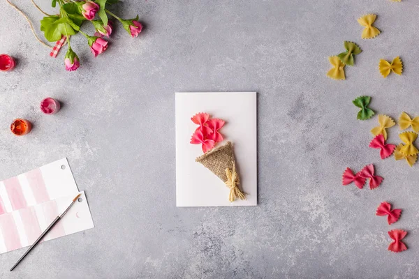 Artesanato Papel Para Dia Mãe Março Aniversário Criança Pequena Fazendo — Fotografia de Stock