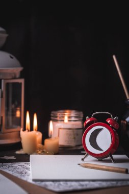 Çizim Araçları'nda sanat stüdyosu. Konsept: uykulu ressam. Boş sayfa ortasında kırmızı bir saat gece zaman ay gösterilen rahatsız etmeyin. Boya fırçaları yağlı boya darbeleri karışımı ve kağıt mockup paletinin yanındaki fotoğrafı.