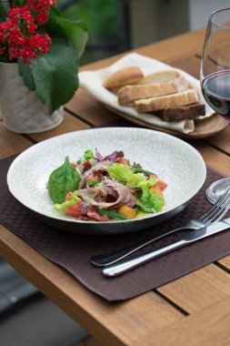 Sağlıklı salata taze kafes ve et. Kafe terasında servis.