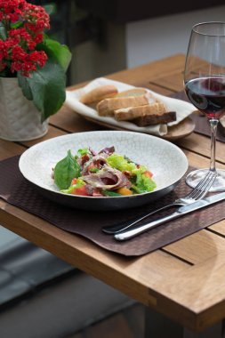 Sağlıklı salata taze kafes ve et. Kafe terasında servis.