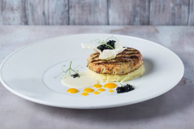 Patates püresi sosu gelen beyaz plaka sarı operator Tarih ile süslenmiş balık pirzola