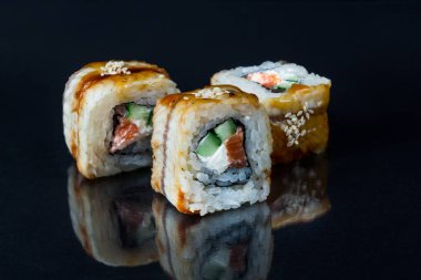 Siyah arka plan üzerine yansıması ile hizmet suşi.