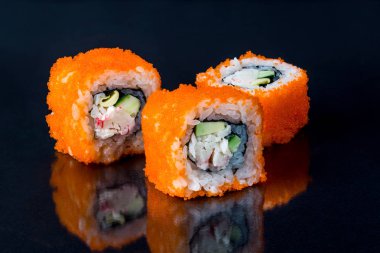 Siyah arka plan üzerine yansıması ile hizmet suşi.