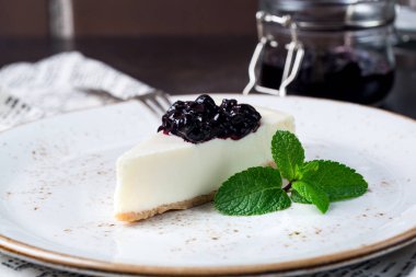 Kafede servis şef tarafından hazırlanan bir plaka üzerinde Cheese Cake kesmek bir parçası olduğunu