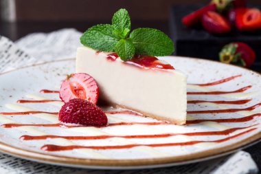 Kafede servis şef tarafından hazırlanan bir plaka üzerinde Cheese Cake kesmek bir parçası olduğunu