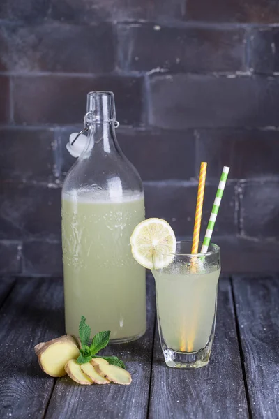 レモネード ジンジャー レモン キュウリとミントします 夏の飲み物 — ストック写真