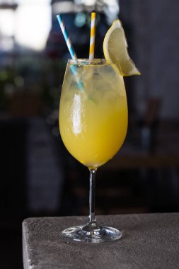 Taze meyve kokteyl restoran kafeterya masada