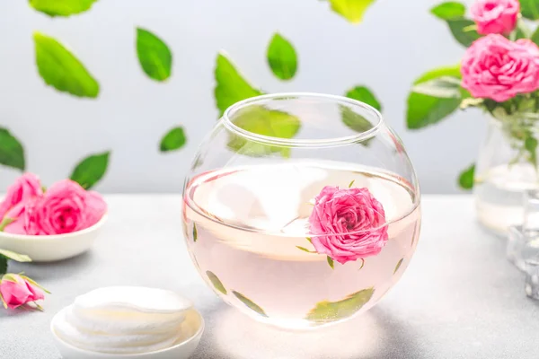 バラの花びら コットンで化粧水を抽出します 癒しの手作りスキンケア水分トニック — ストック写真