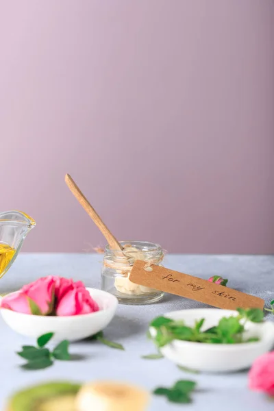 Természetes Alapanyagokból Kézzel Készített Cream Spa Csendélet Rózsa Szirmok Gyógynövények — Stock Fotó